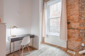 Art Deco 1000sqft Condo Downtown with Gated Parking